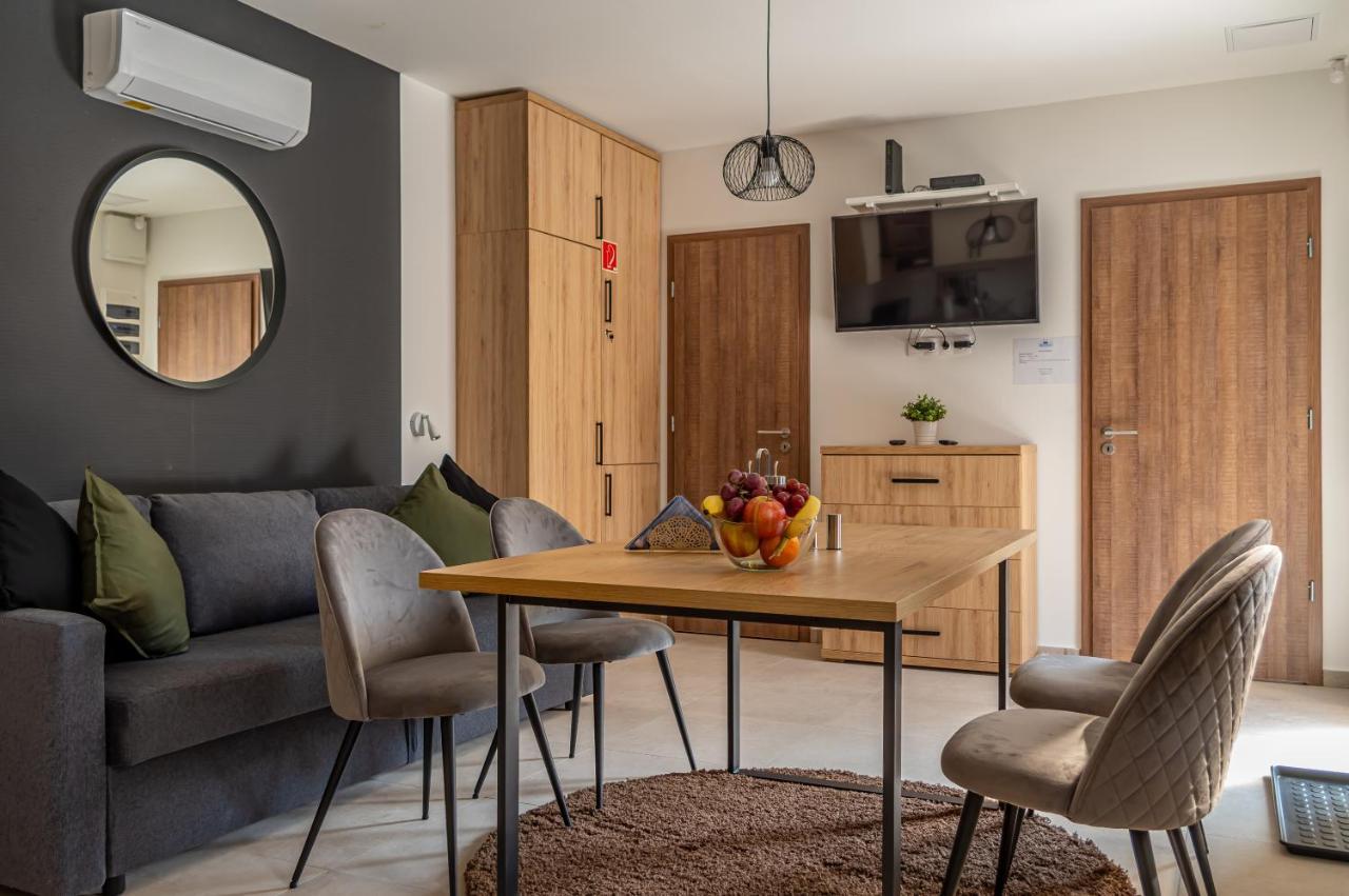 H&H Apartments Poroszlo Bagian luar foto