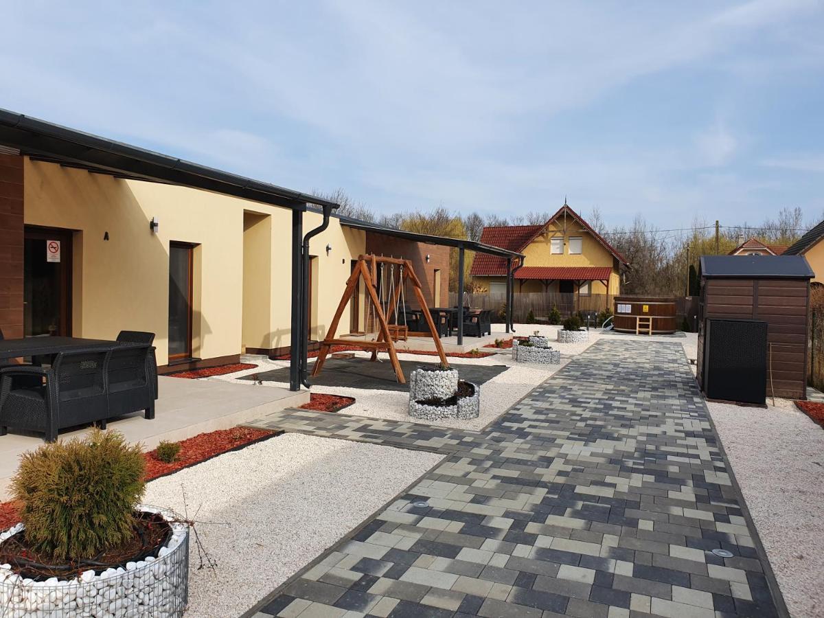 H&H Apartments Poroszlo Bagian luar foto