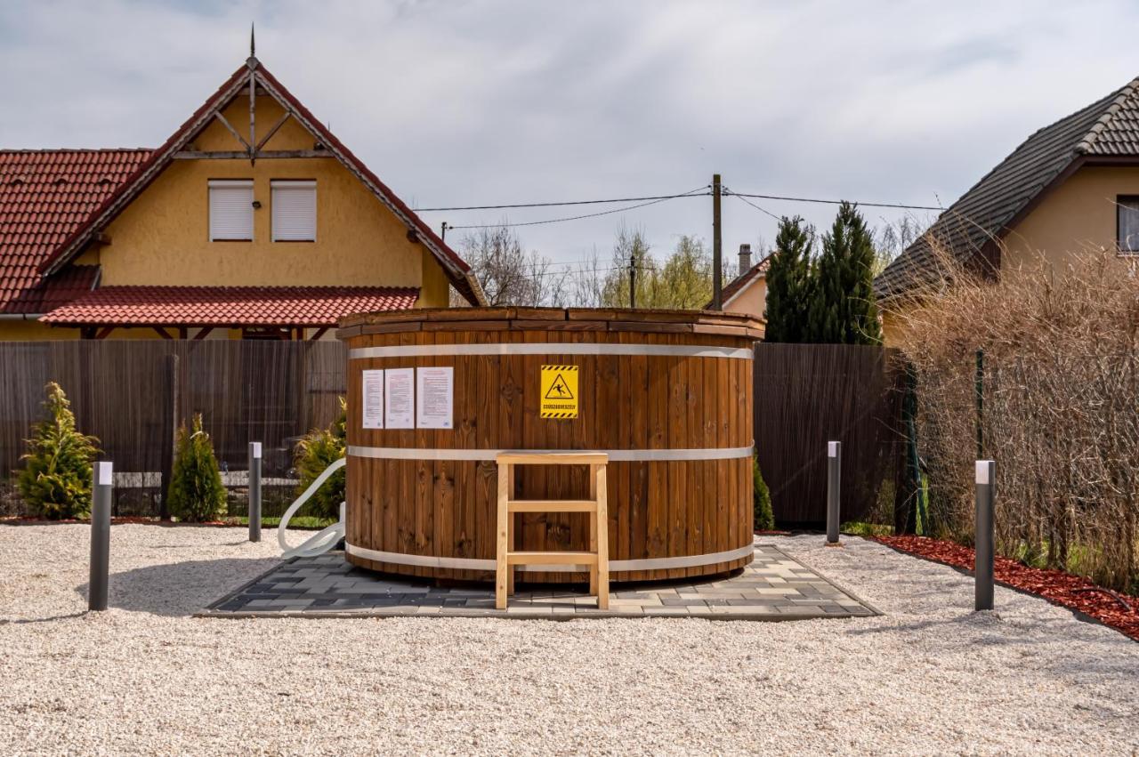 H&H Apartments Poroszlo Bagian luar foto